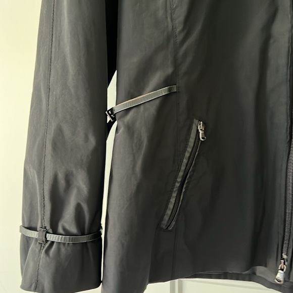 A Go to Short jacket, size 8, black,for fall or spring, tasteful leather accents - Picture 3 of 4